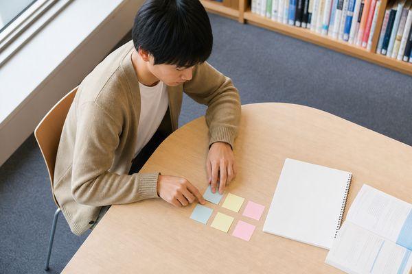 図書館で高2模試の目標点と学習計画を整理する高校生