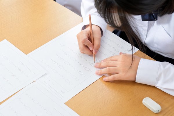 基本・標準問題を一問ずつ丁寧に解き進める中学生の手元