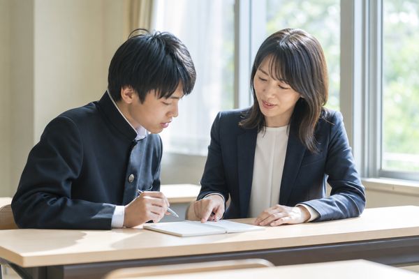 英語・数学・国語の模試を教科別に復習する高校生