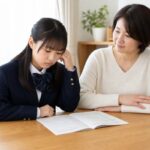 通知表を前に落ち込む制服姿の中学生と、隣で見守る母親の様子