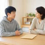 明るいダイニングで、中学3年生の息子と母親が成績表の封筒を前に穏やかに話し合っている様子