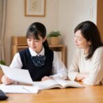 制服の中学1年生と保護者がテスト範囲表と教科書を見ながら期末テストの勉強計画を確認する様子