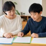 ダイニングテーブルで、母親と中学生の息子が3種類の成績資料を色分けしたファイルに入れて並べ、一枚ずつ見比べながら話し合っている様子