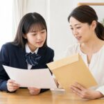 制服の高校生と母親が通知表らしい紙と学校の封筒を見比べる様子