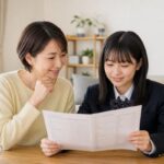 母親と制服姿の中学生の娘が、明るいリビングで通知表を広げて落ち着いて相談している様子