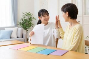 定期テストの高得点の答案を見せる中学生と、笑顔でハイタッチを返す保護者