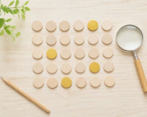 30個の木のコマのうち4個だけが金色になった俯瞰写真。成績5がクラスで4人前後という目安を表している