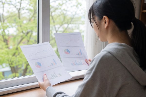 模試の成績表を見比べて共通テスト判定と総合判定の違いを確かめる受験生