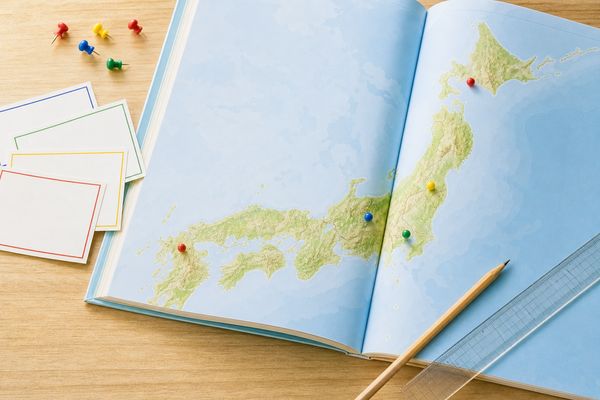 日本地図に色とりどりのピンが刺さり、全国各地に偏差値69の高校があることを表した写真