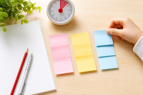 色分けした付箋を種類ごとにまとめ、間違い直し用のノートと赤鉛筆・タイマーを並べた机の上の俯瞰