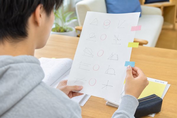 採点済みの答案の失点を三色の付箋で三つに分類する受験生