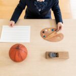 音楽・美術・保健体育・技術家庭の道具を机に並べる制服の中学生