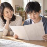 明るいダイニングで通知表を一緒に見る中学生と保護者
