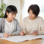 5教科350点の答案を親子で見ながら平均点との差を確かめている様子