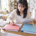 学校の定期テスト用と大学受験用に英語の教材を二つのファイルへ分けている高2の女子生徒