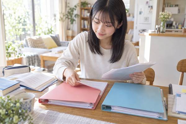 学校の定期テスト用と大学受験用に英語の教材を二つのファイルへ分けている高2の女子生徒