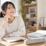 進研模試の数学対策を始める前に手を止めて考えている高校生