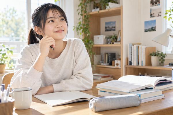 進研模試の数学対策を始める前に手を止めて考えている高校生
