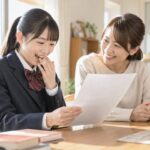 返却されたテストを見て驚きながら喜ぶ中学生と保護者