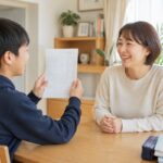 通知表オール4を持ち帰った中学生と、笑顔で受け止める保護者