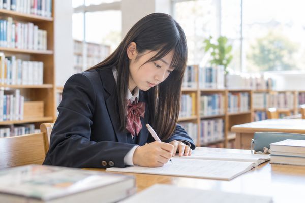 授業で習った内容を、図書館でひとりで解き直している高校生