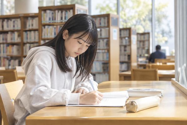 数日後にもう一度同じ型の問題を自力で解き直している私服姿の中学生