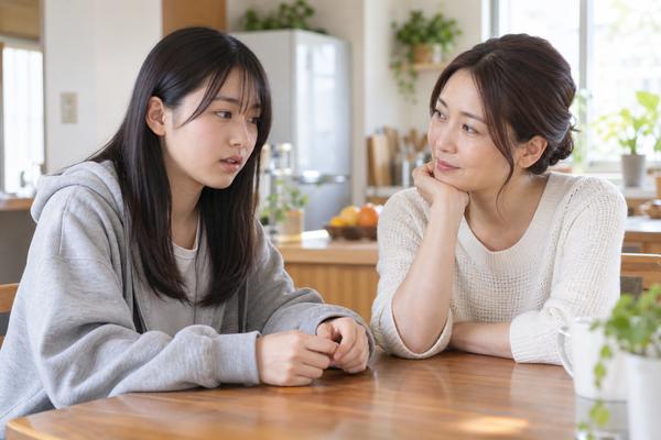 明るいダイニングで、高校生の娘の話をさえぎらずに聞く母親