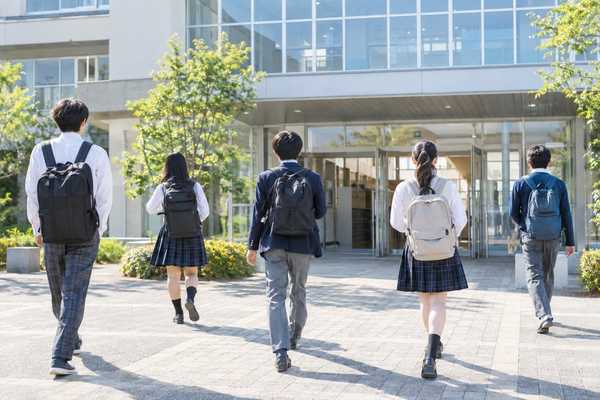 それぞれ別の高校へ向かって歩いていく、複数の中学生の後ろ姿