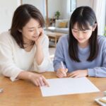 自宅のダイニングで、母親と中学生の娘が空欄の成績表テンプレートを一緒に見ている様子