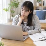 自宅のノートパソコンでオンラインの英語実力テストに取り組む高校生