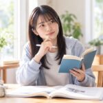 英語の長文を前に、単語帳を手にしたまま意味を思い出そうと考え込んでいる高校生