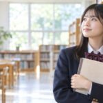 学校の図書室で漢文の参考書を閉じたまま抱え、覚えた句法を思い出そうとしている高校生