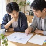 模試の成績表を見ながら次にやることを書き出す中学3年生と保護者