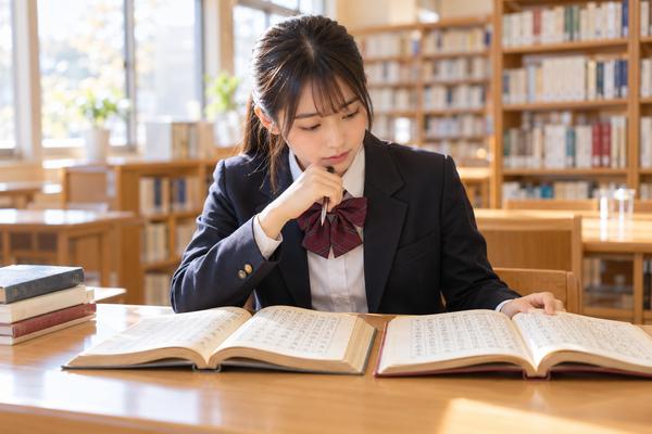 明るい学校図書室で漢文の本文を読みながら、疑問形か反語かを考え込んでいる制服姿の高校生