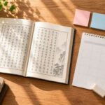 漢文の本と学校の予定表、付箋を机に広げ、模試に向けて計画を立てる学習道具