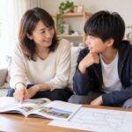リビングで学校案内と路線図を見ながら進路を話し合う親子