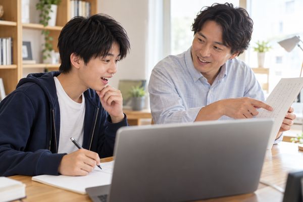 オンライン授業で漢文の助詞・助動詞の見分け方を教わる高校生
