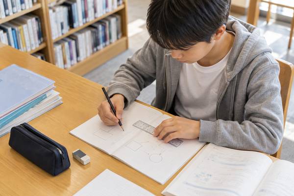 図書室で文章題の条件を図に描き直している中学生