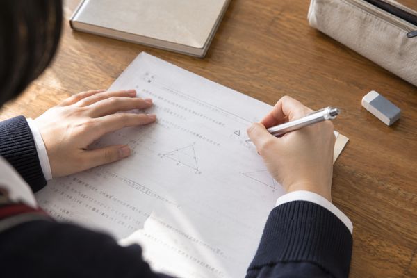 止まった宿題の問題番号に三角の印を付け、その横へ理由を短くメモしている生徒の手元