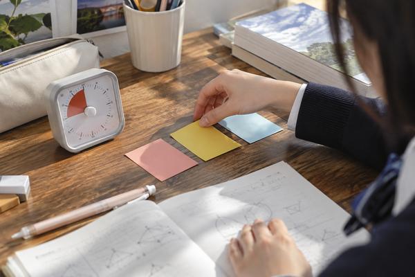 3色の付箋を期限の近い順に並べ替えて取り組む順番を決める高校生
