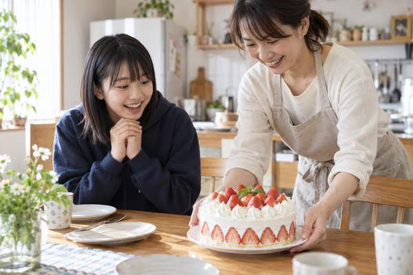 母親が焼いたケーキを運んでくる場面。母が作ったという文を受動態で言いかえる例
