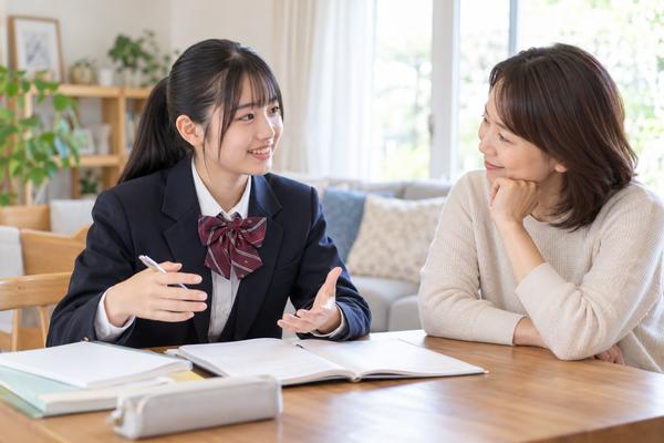 ノートを開いたまま、そう読める根拠を自分の言葉で説明している制服の高校生