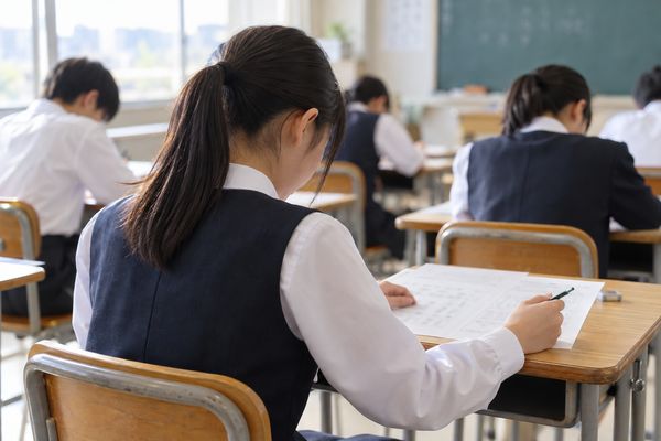 期末テスト本番で答案を落ち着いて見直す中学一年生